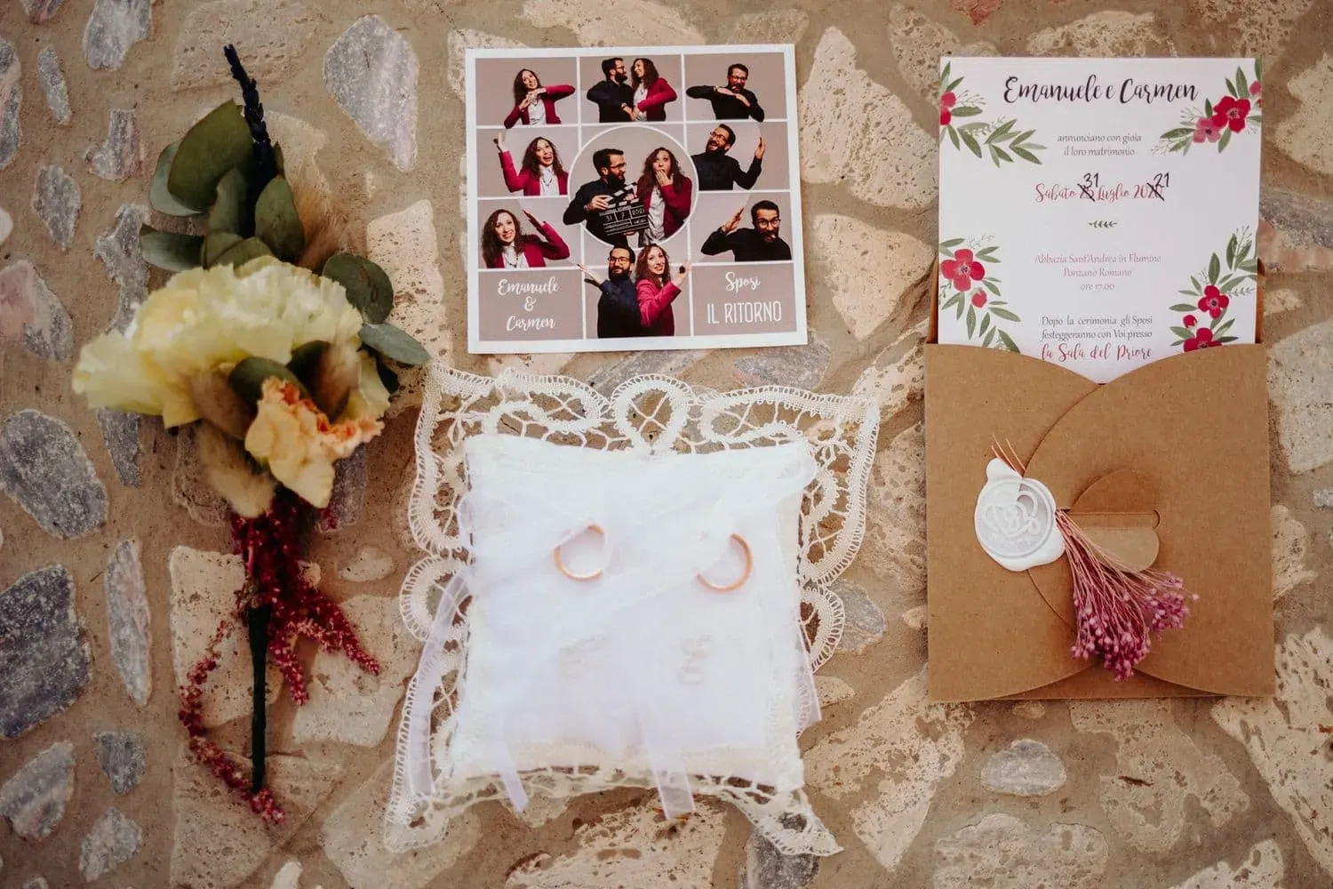 Partecipazione, cuscino portafedi e fiori del matrimonio