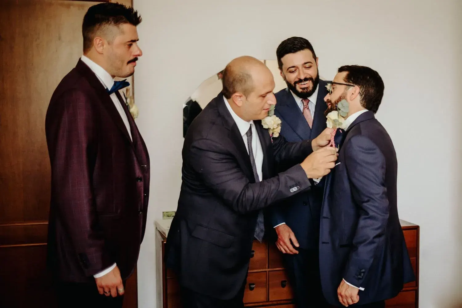 Lo sposo con il padre e i testimoni prima della cerimonia