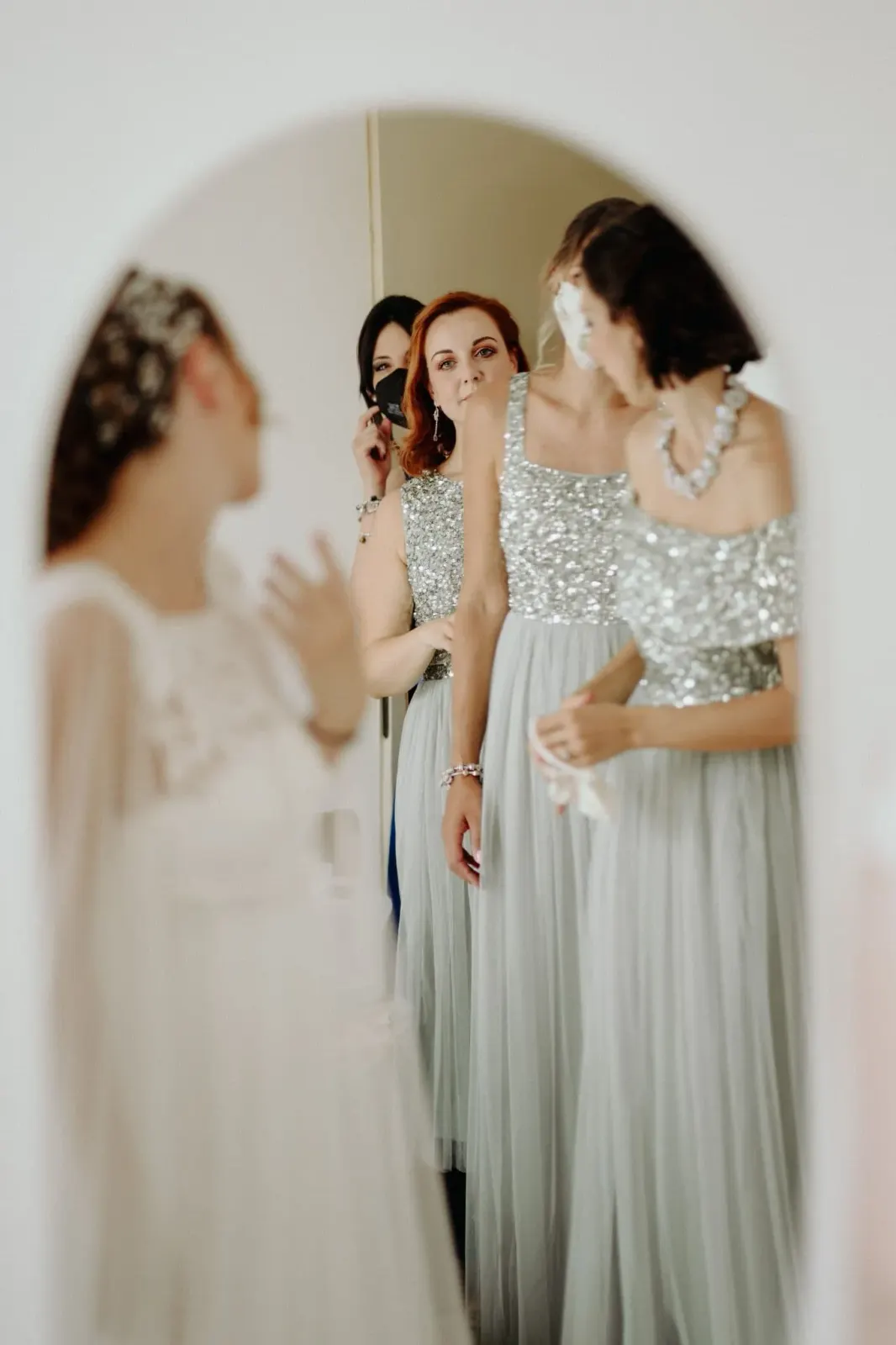 La sposa con le damigelle riflesse nello specchio