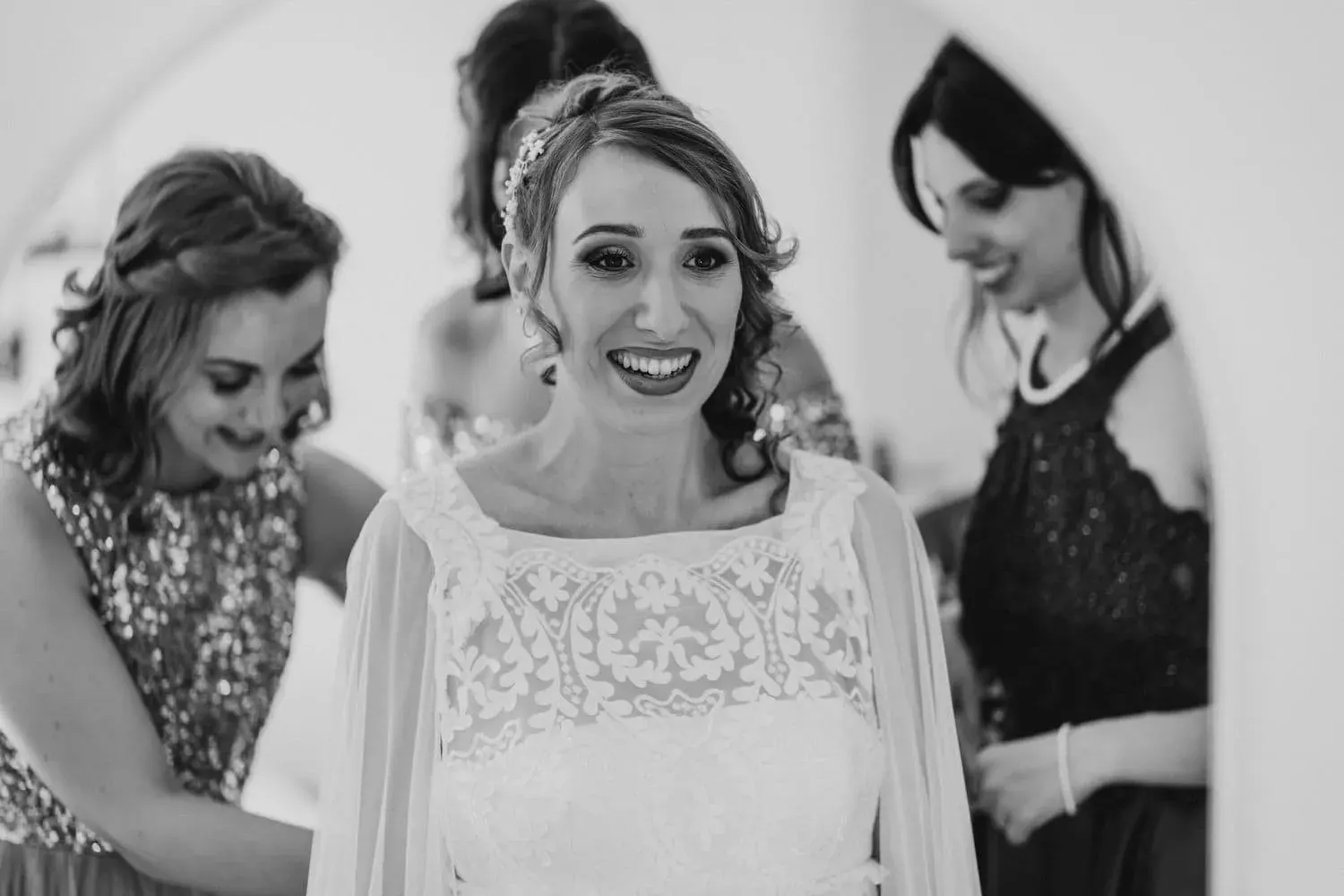 La sposa ride con le damigelle, in bianco e nero