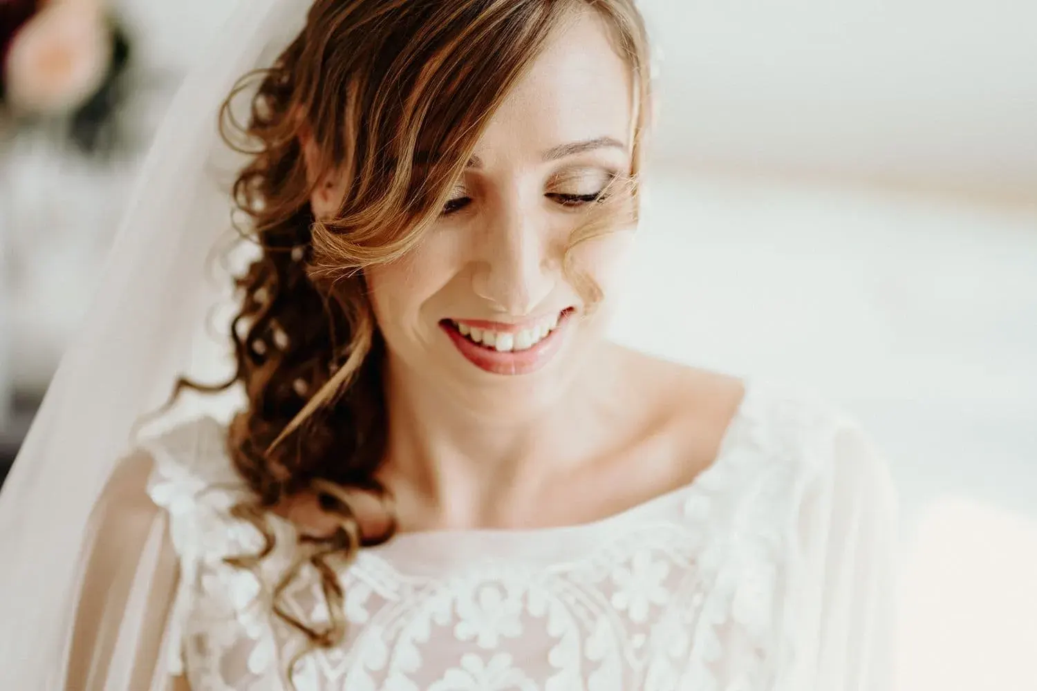 Ritratto della sposa sorridente con il velo