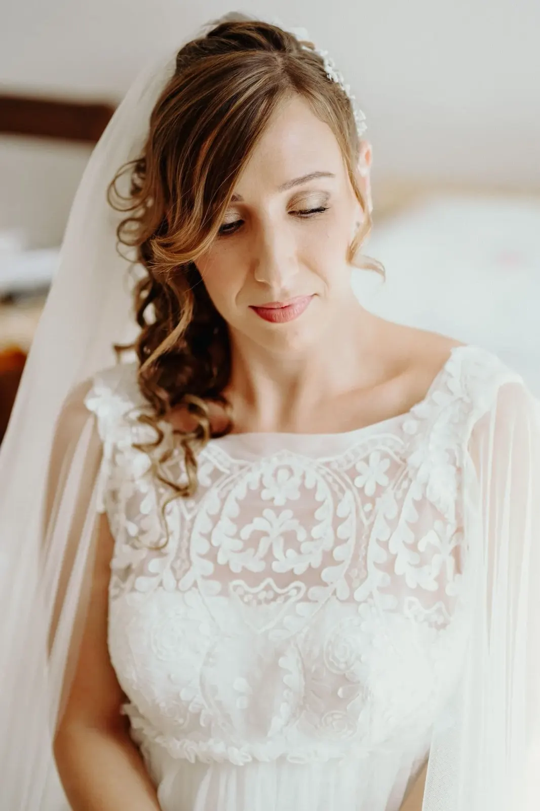 Ritratto della sposa con l'abito in pizzo e il velo