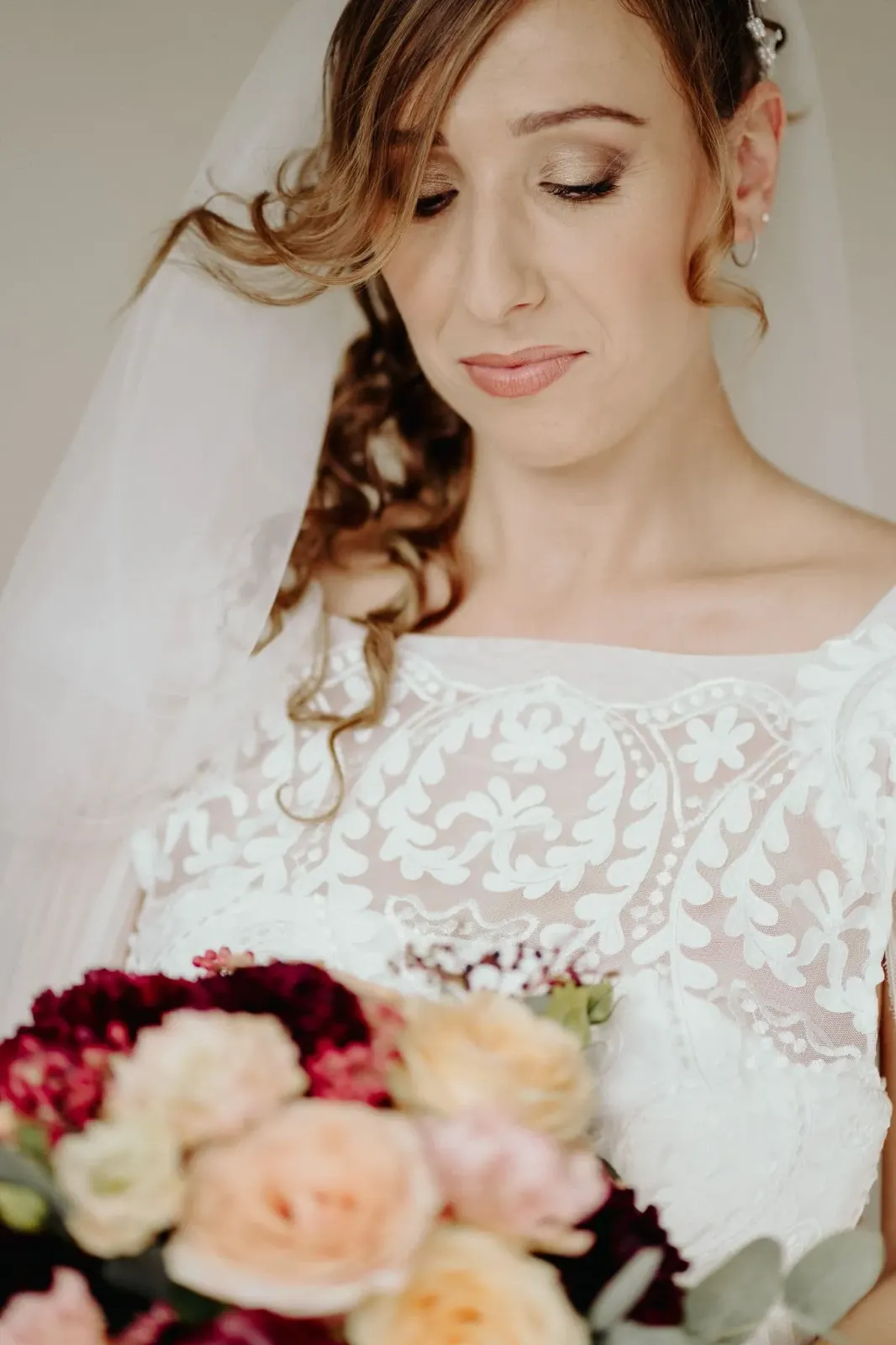 Primo piano della sposa con il bouquet