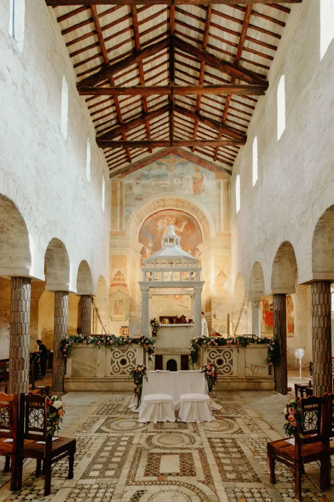 La navata della chiesa dell'Abbazia di Sant'Andrea in Flumine con il pavimento cosmatesco e il ciborio