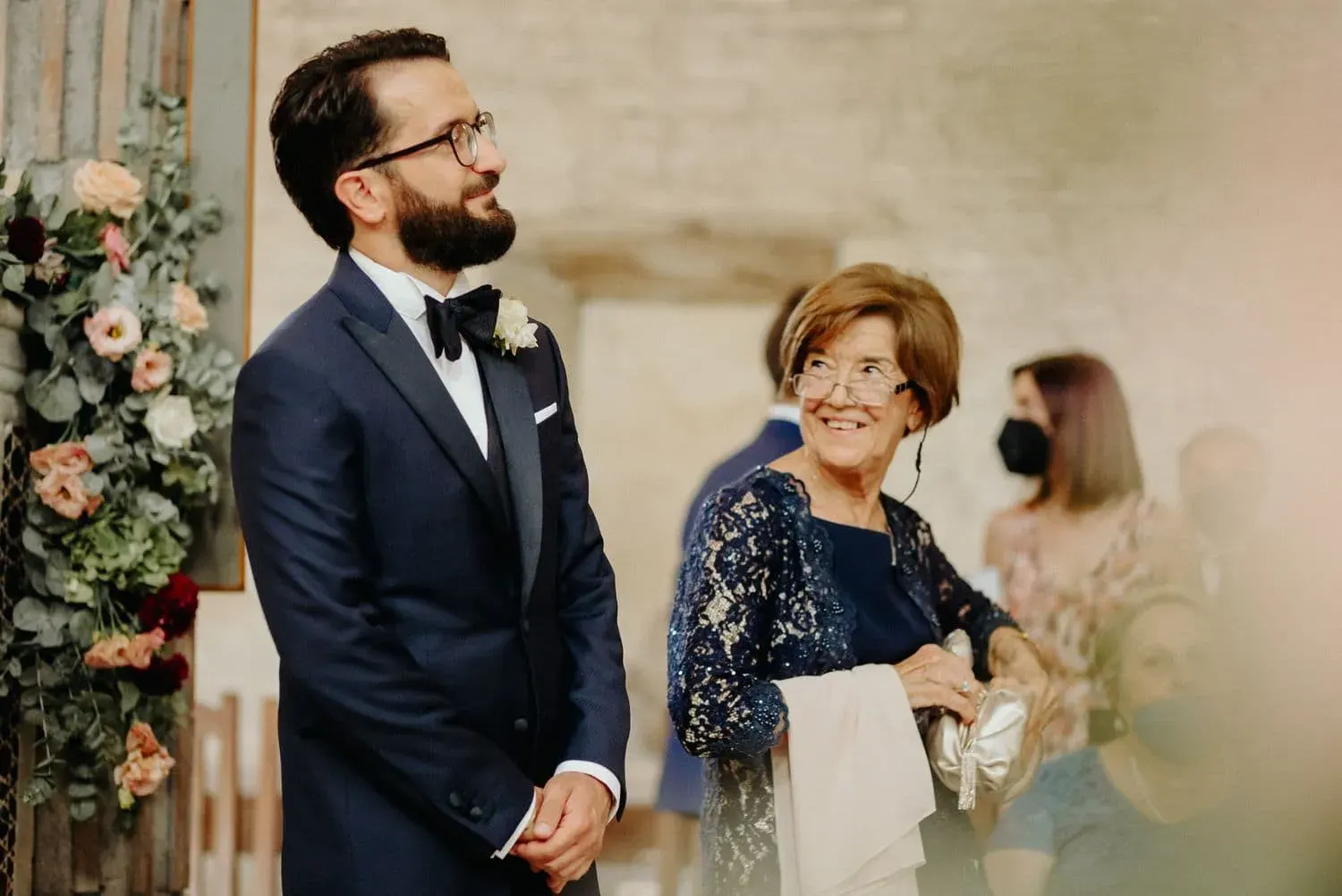 Lo sposo attende la sposa accanto alla madre