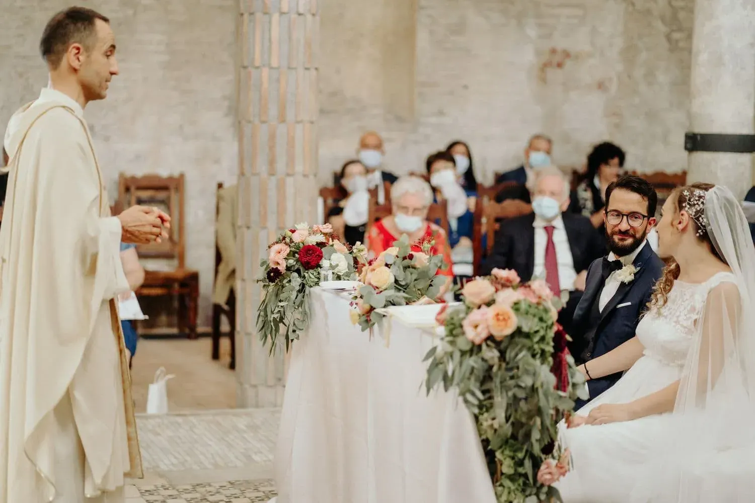 Gli sposi all'altare durante la cerimonia religiosa