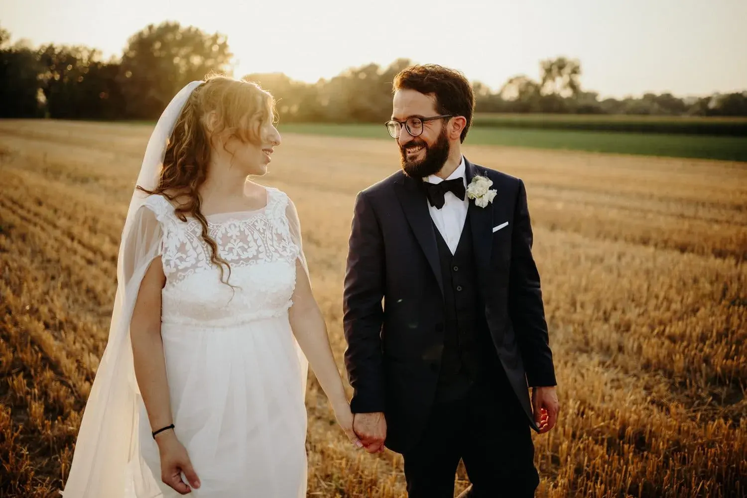 Ritratto degli sposi sorridenti nel campo di grano
