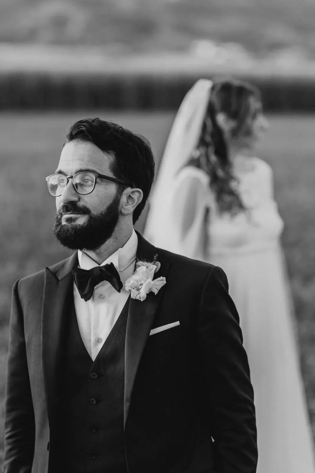 Ritratto dello sposo con la sposa sullo sfondo, in bianco e nero