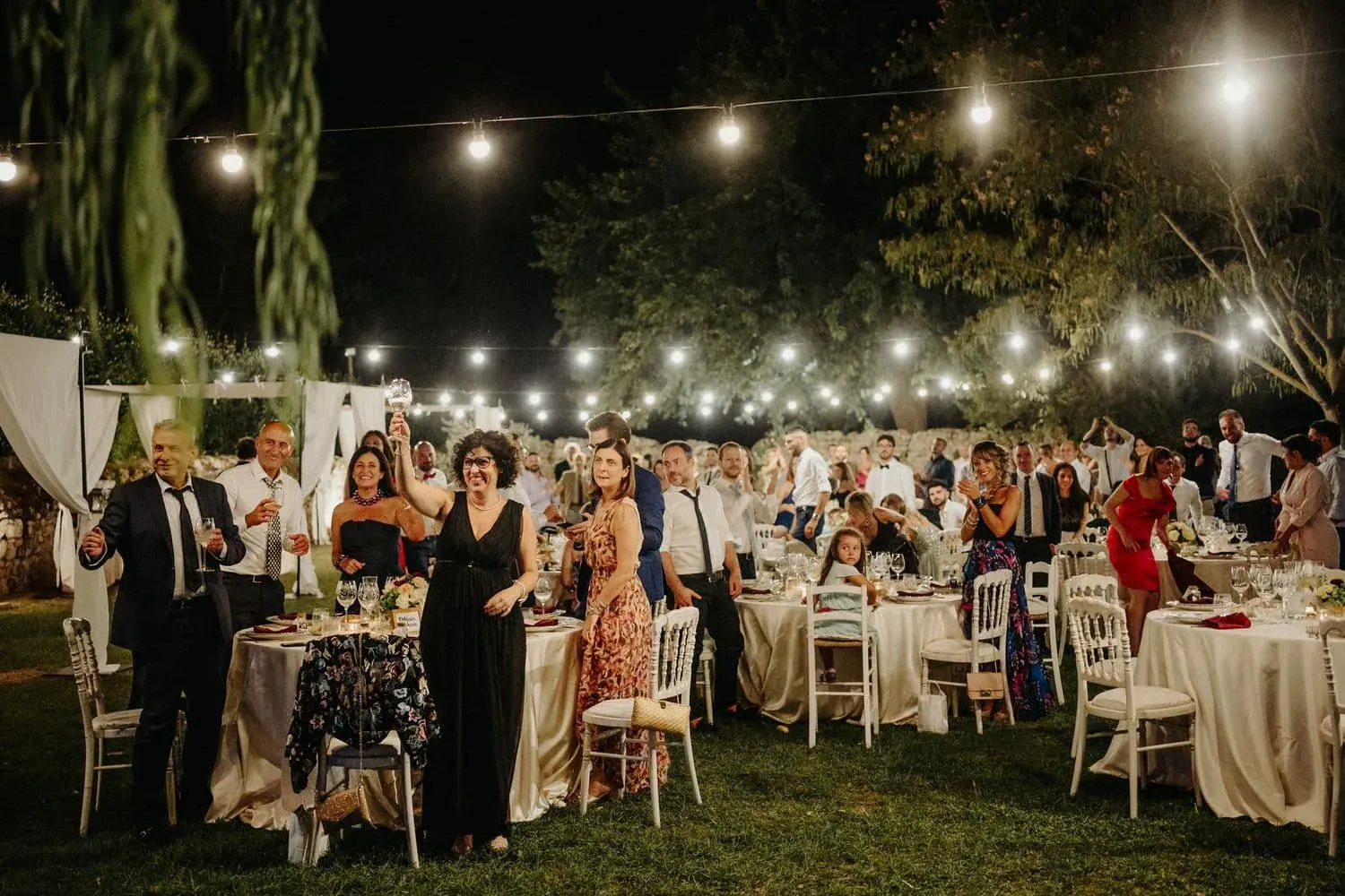 La cena all'aperto sotto l'allestimento a cielo stellato