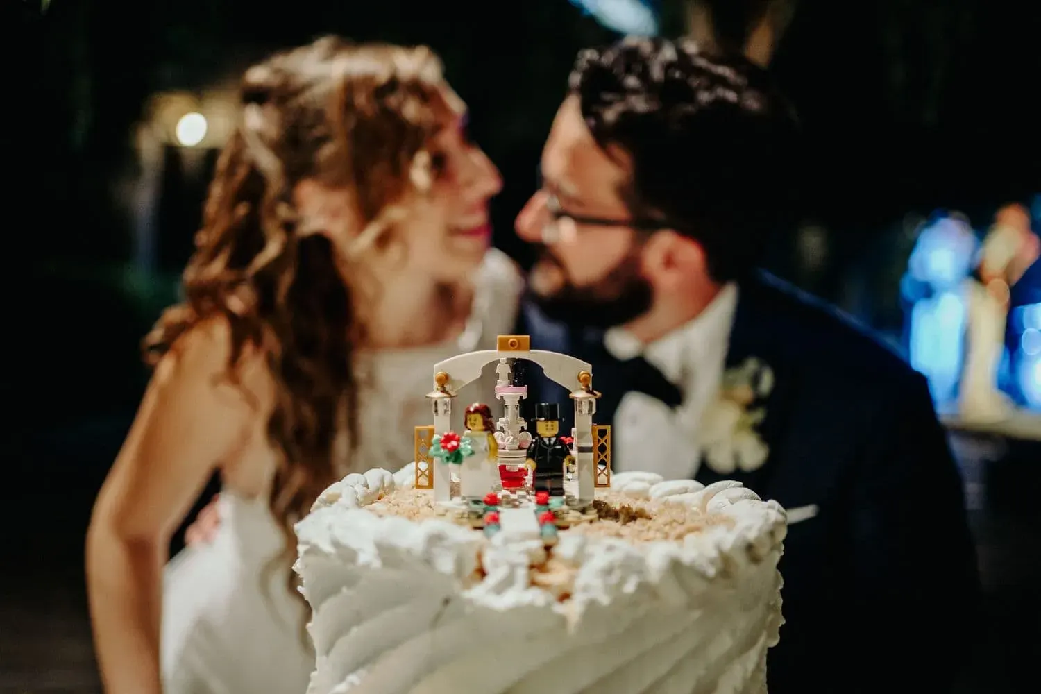 Gli sposi sorridono davanti alla torta