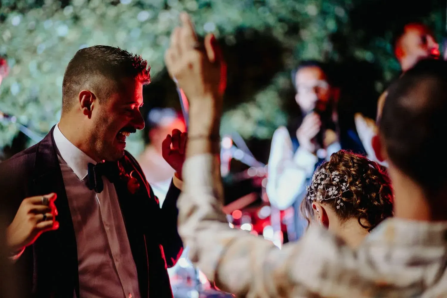 Gli invitati ballano durante la festa