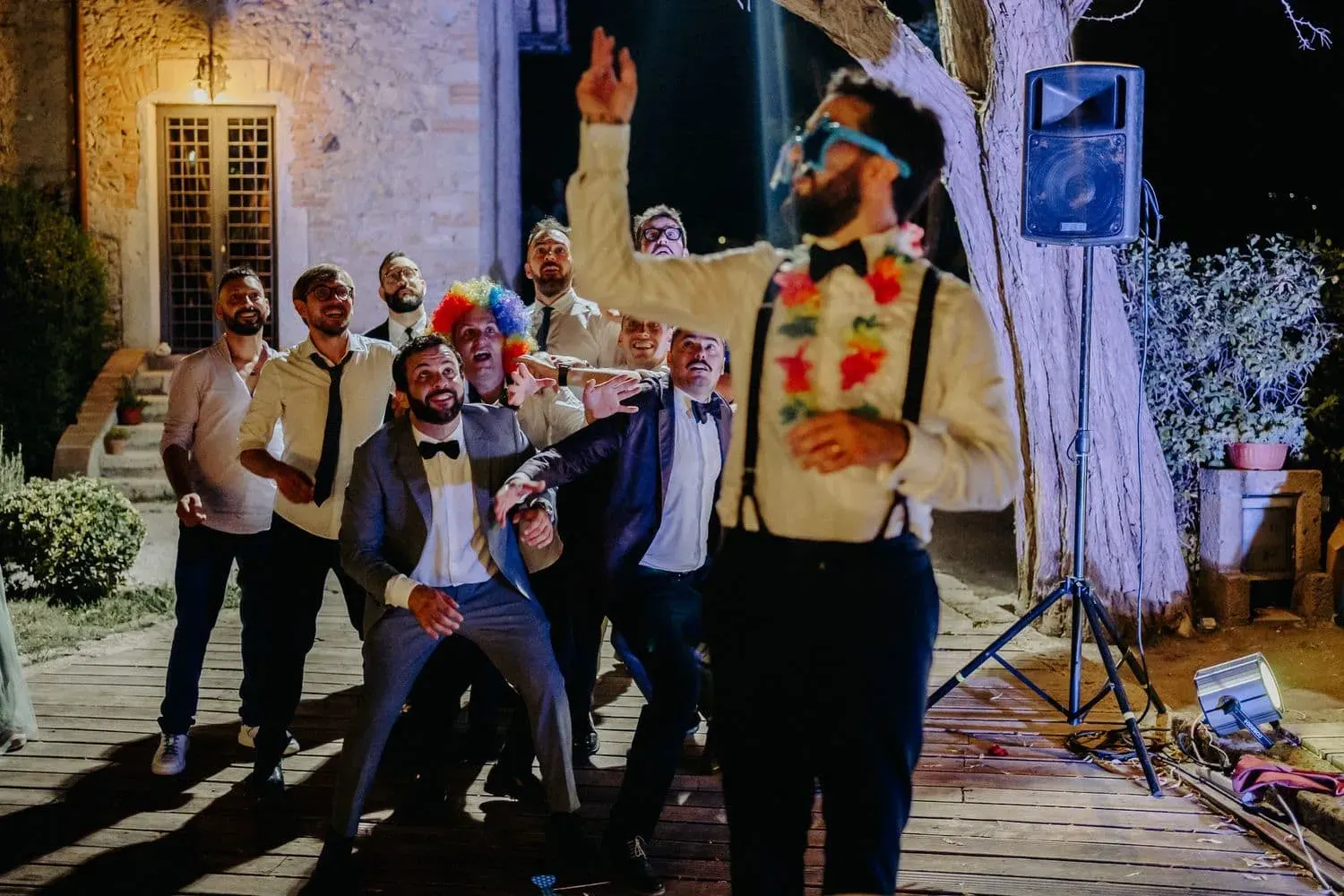 Gli amici degli sposi in posa a fine serata