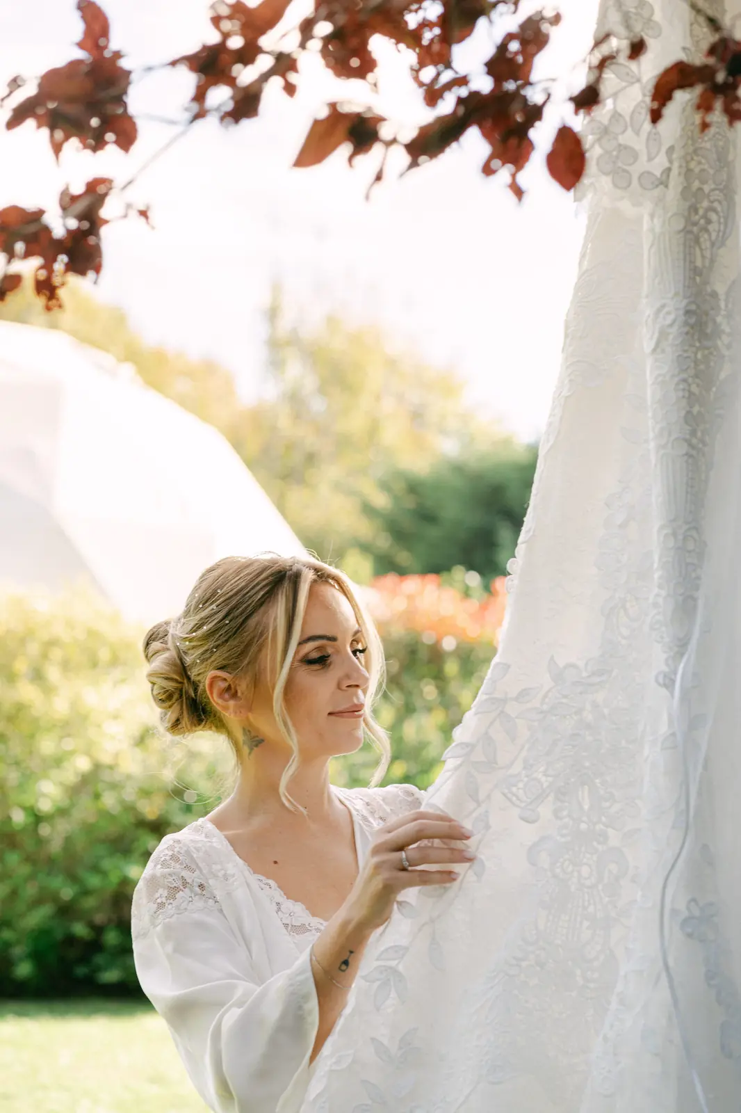 The bride with her veil during the getting ready