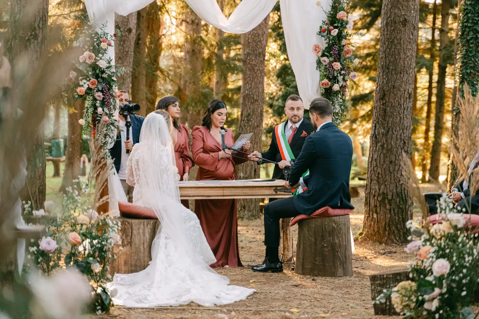 The civil ceremony under the floral arch in the pine woods of Parco dei Cimini