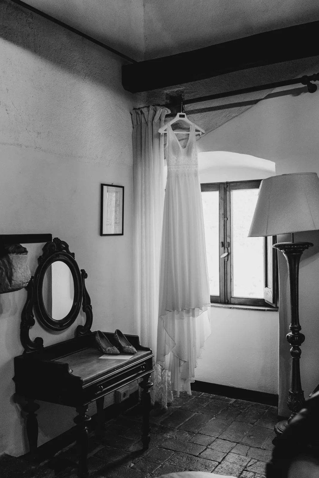 L’abito da sposa nella camera dell’abbazia, in bianco e nero