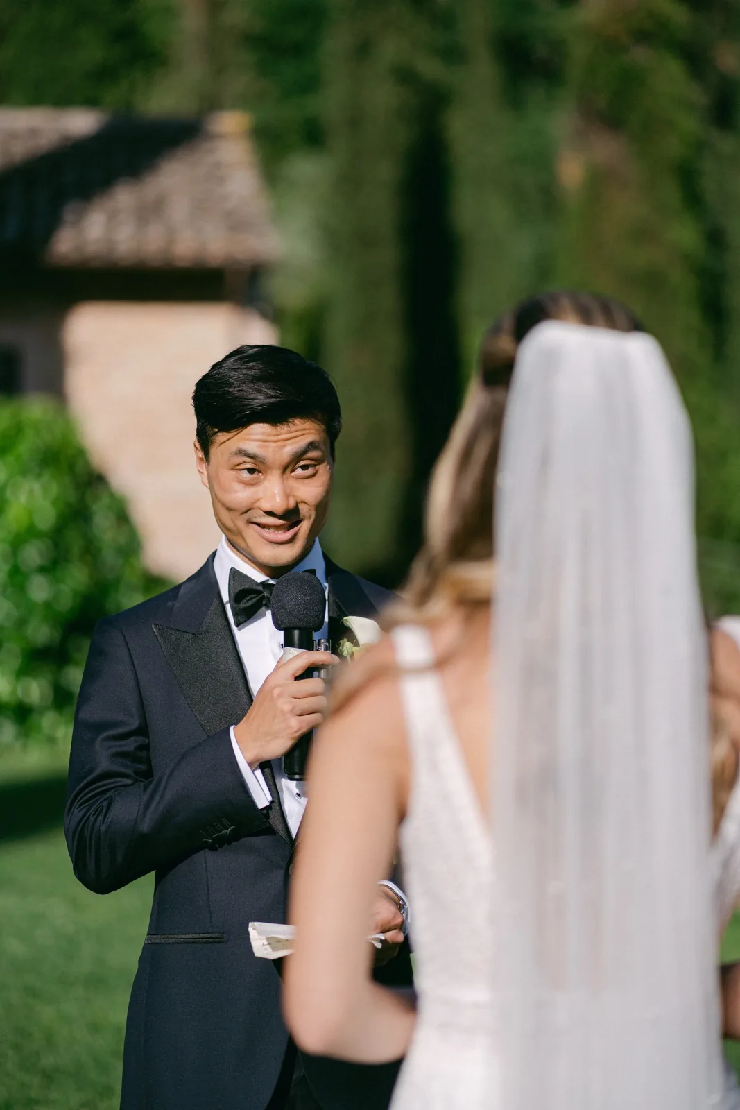 King legge le promesse alla sposa durante la cerimonia in giardino