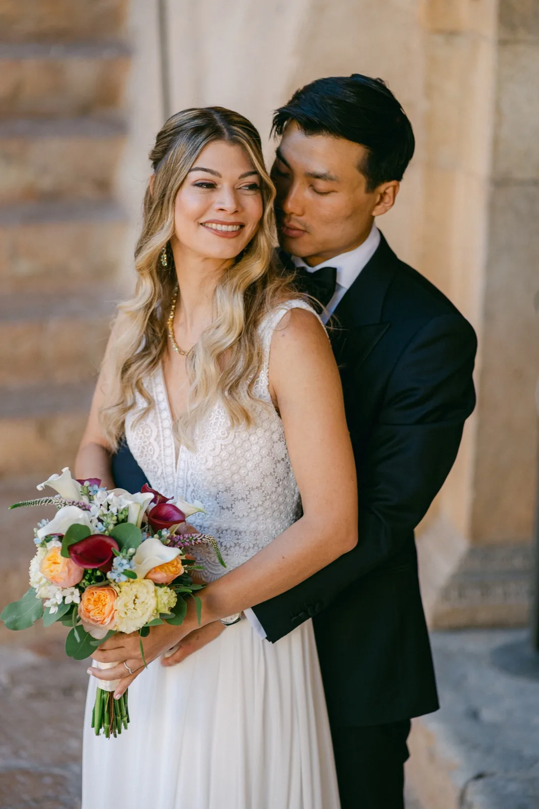 Ritratto di coppia con il bouquet tra le pietre dell’Abbazia San Pietro in Valle