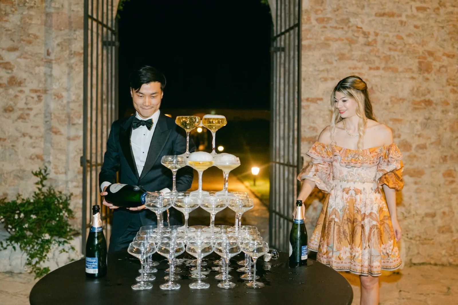 La champagne tower di Julie e King all’Abbazia San Pietro in Valle