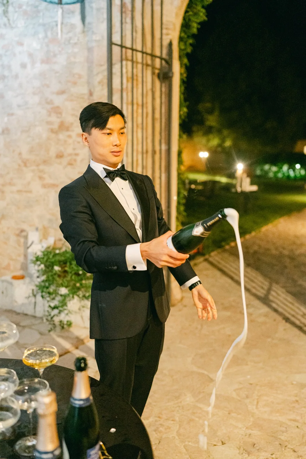 King con la bottiglia di champagne, la sera della festa