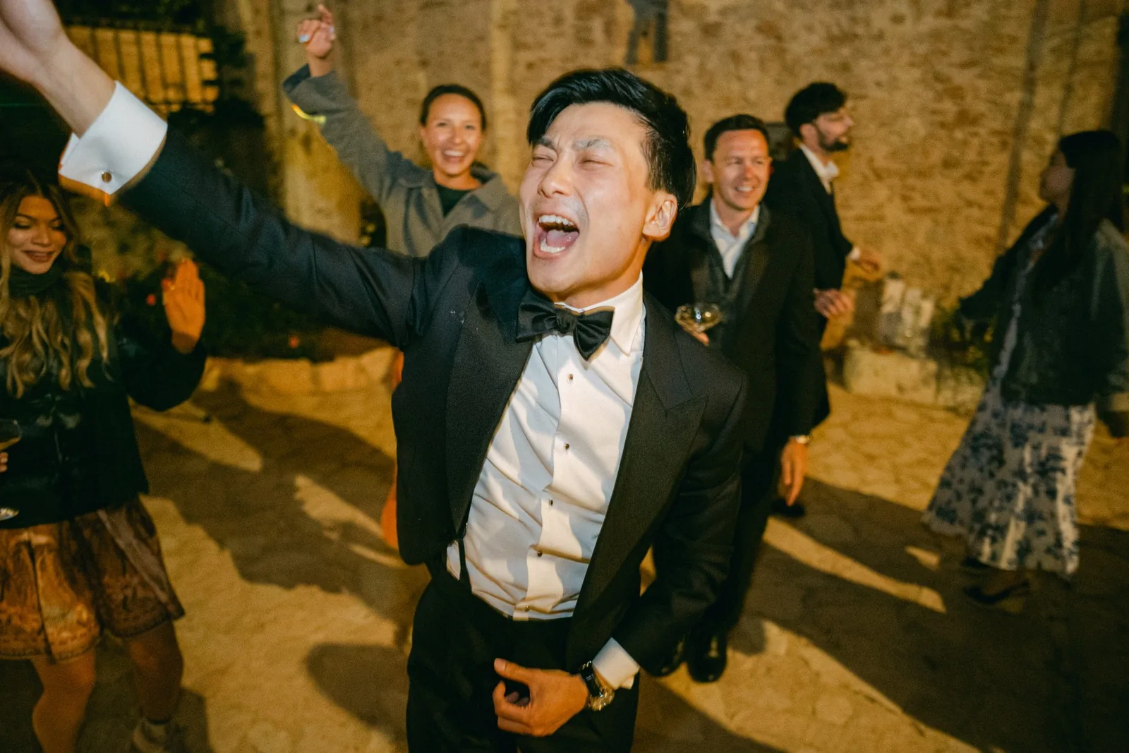 King balla tra gli amici durante la festa