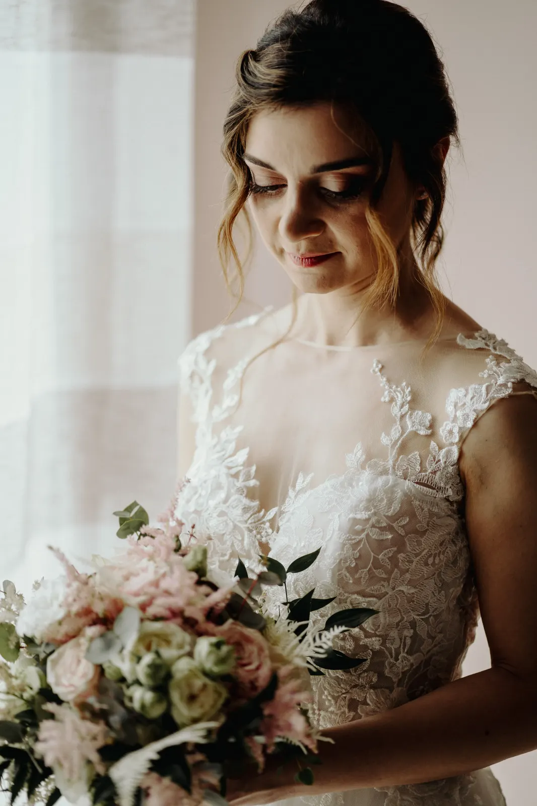 Portrait of Martina at the window with her bouquet in shades of pink