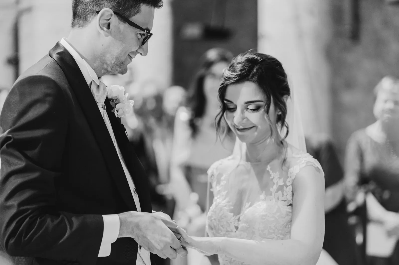 The exchange of rings in church, in black and white