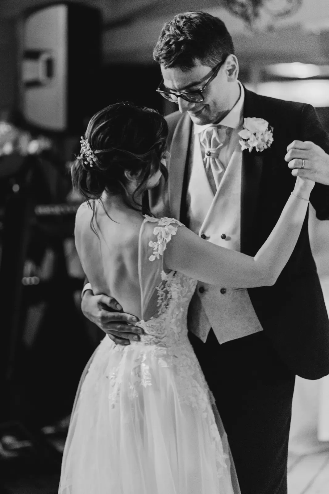 Martina and Daniele's first dance, in black and white
