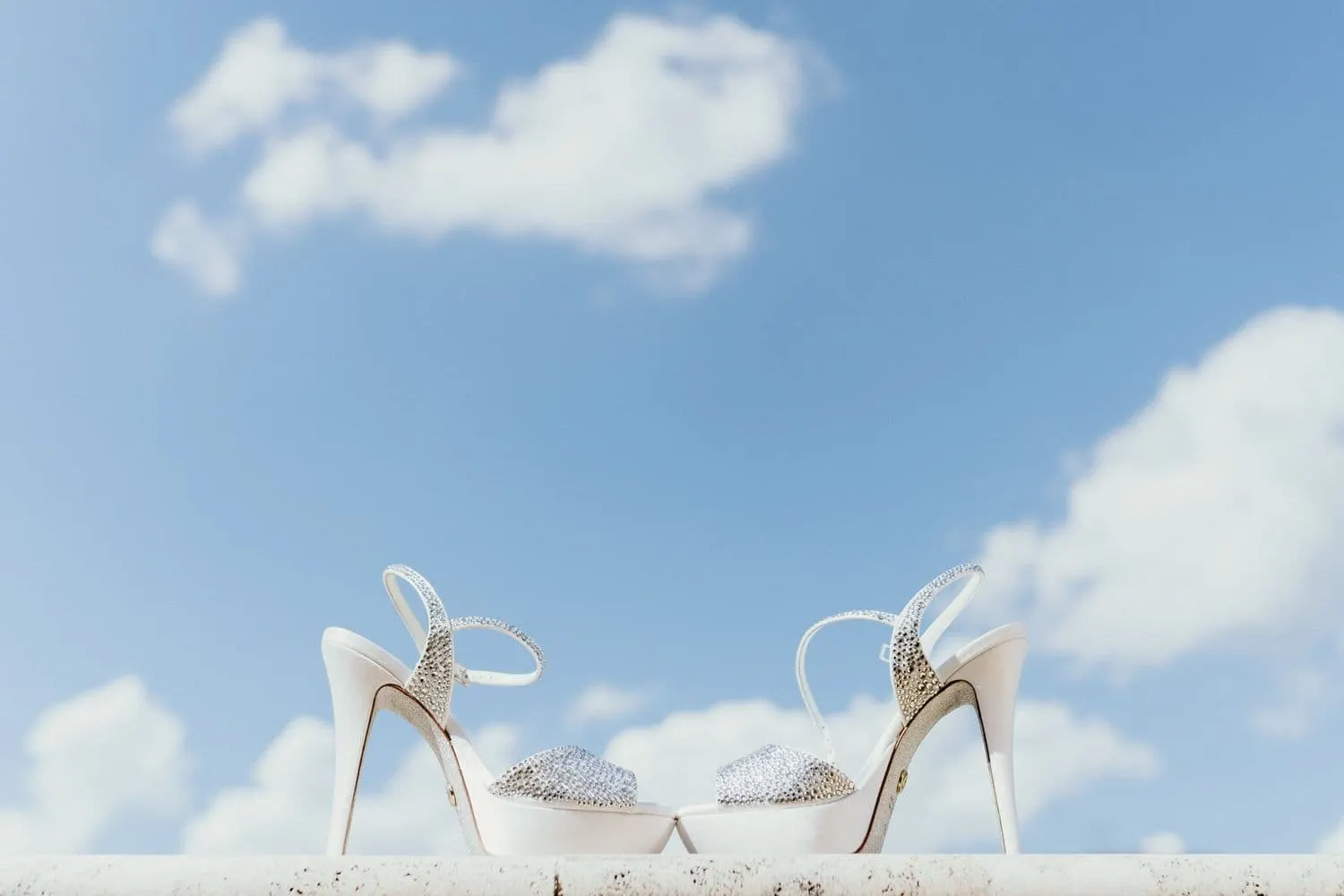 Le scarpe della sposa fotografate contro il cielo