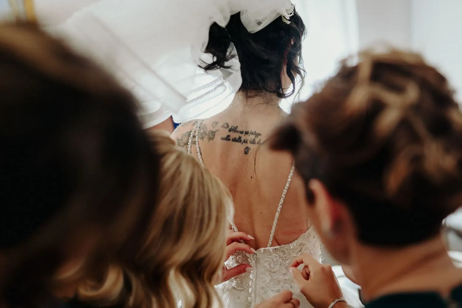La chiusura dell'abito sulla schiena della sposa