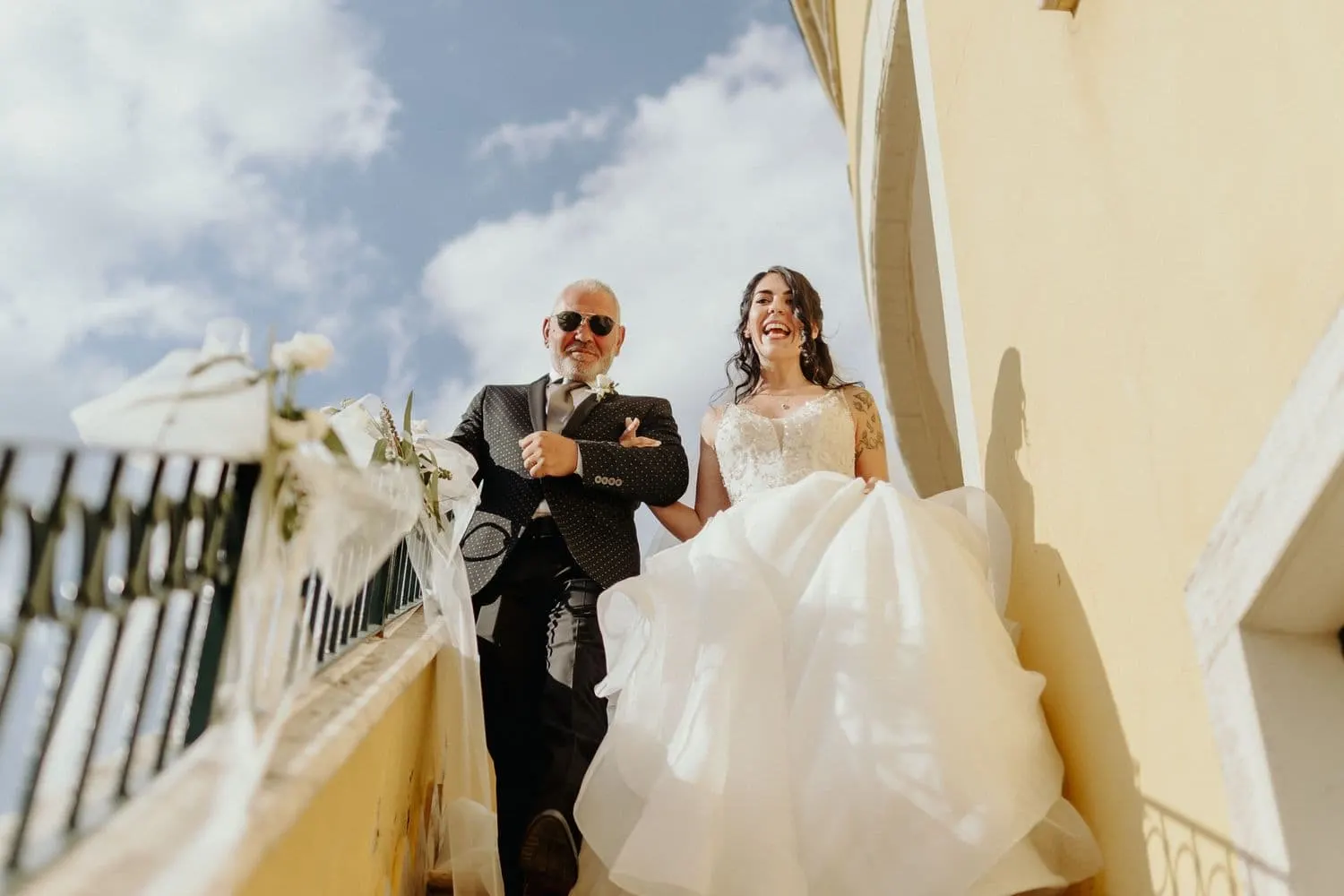 Micaela esce di casa al braccio del padre