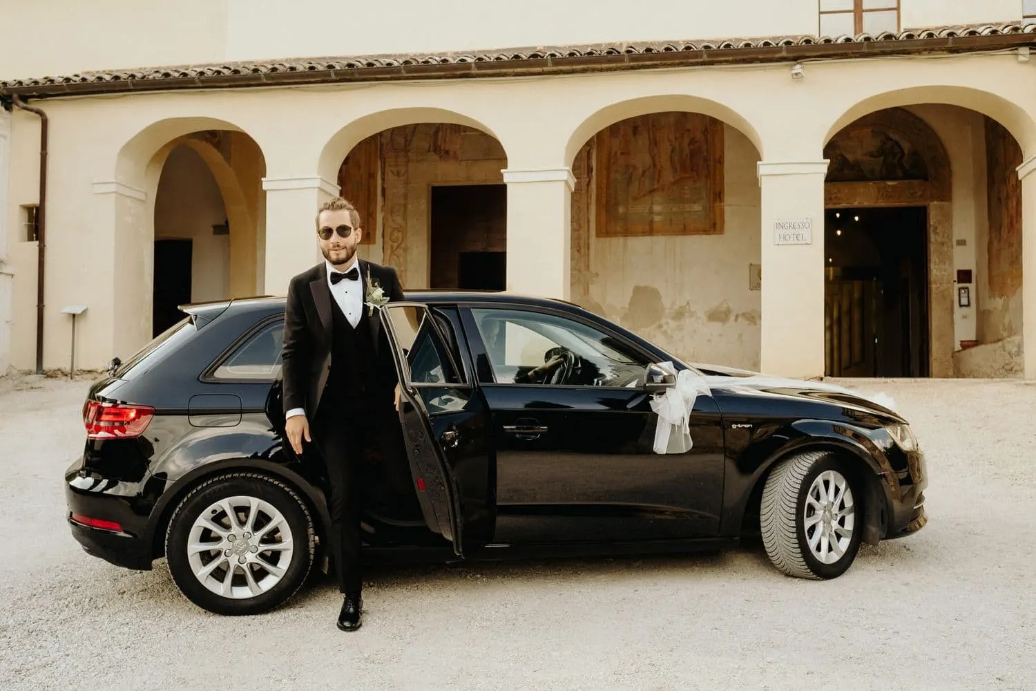 Raffaele scende dall'auto davanti al porticato di San Pietro Sopra le Acque