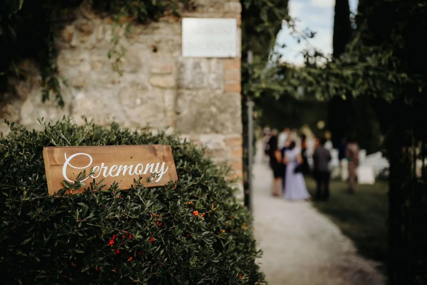 Il cartello Ceremony all'ingresso del viale, con gli invitati in arrivo