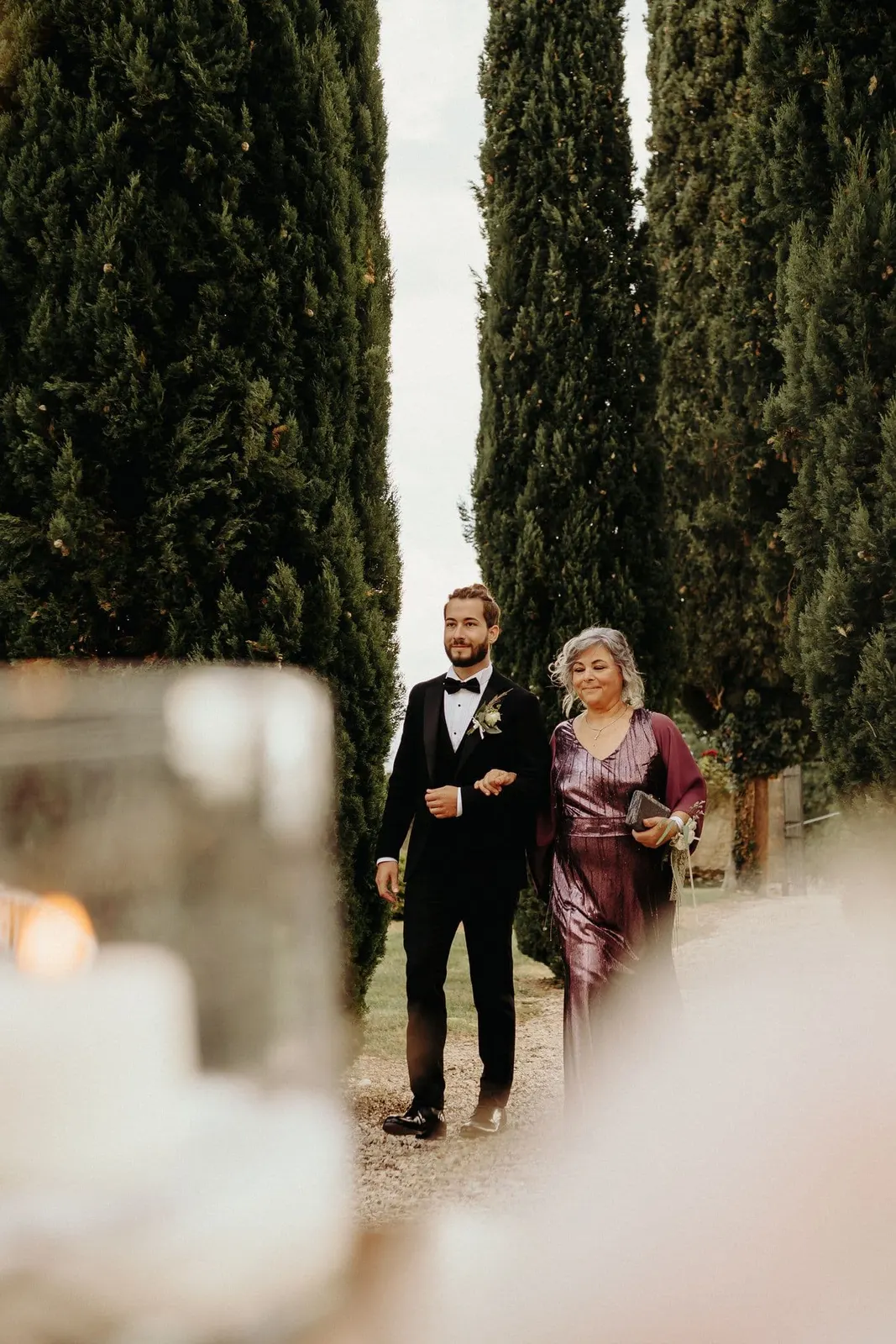 Raffaele arriva alla cerimonia al braccio della madre
