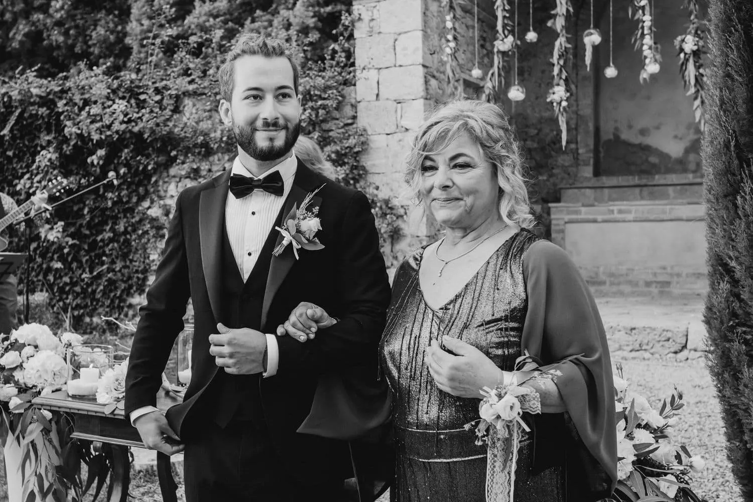 Raffaele e la madre aspettano la sposa, in bianco e nero