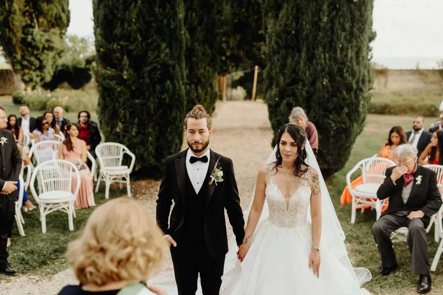 Micaela e Raffaele mano nella mano davanti agli invitati, all'inizio della cerimonia