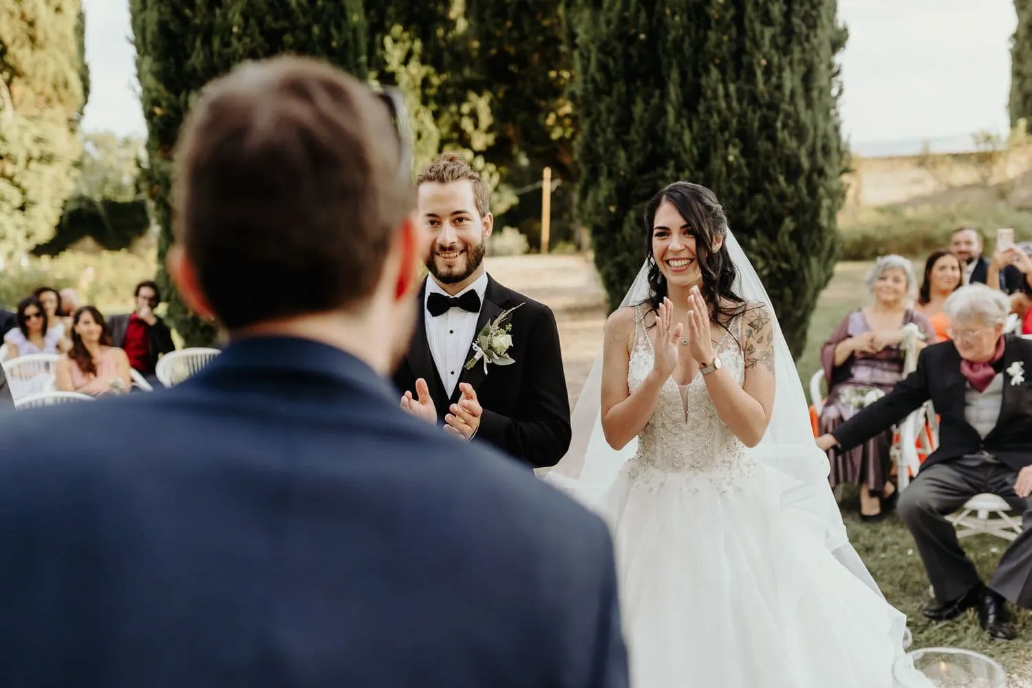 Micaela applaude sorridendo durante la cerimonia
