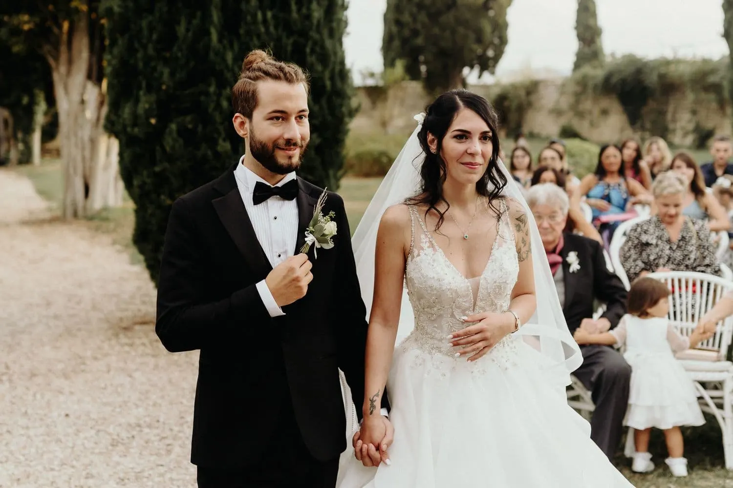 Raffaele e Micaela mano nella mano durante il rito tra i cipressi
