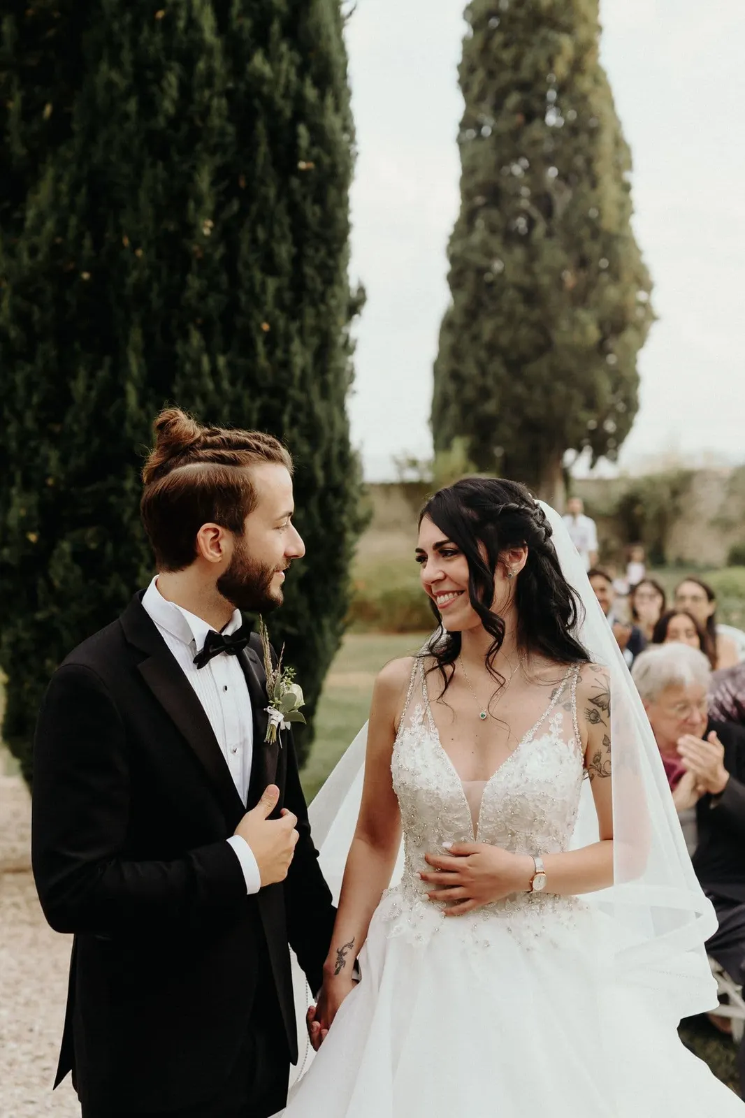 Micaela e Raffaele si guardano ridendo durante la cerimonia