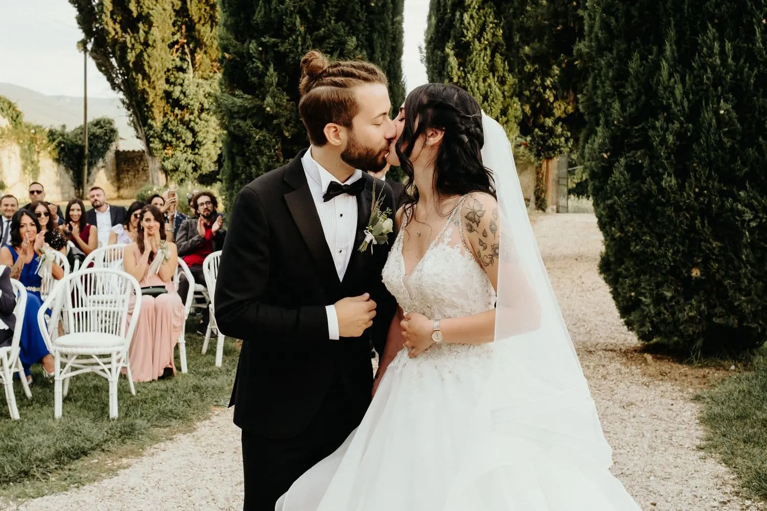 Il bacio degli sposi alla fine del rito civile