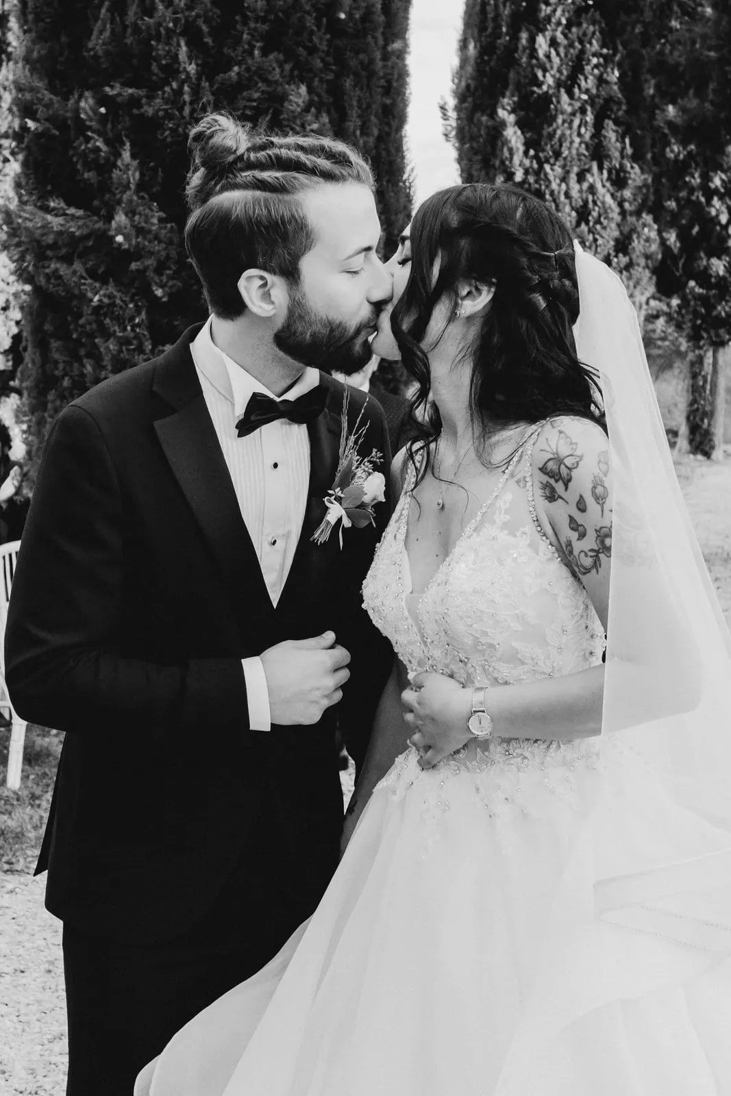 Il bacio di Micaela e Raffaele, in bianco e nero