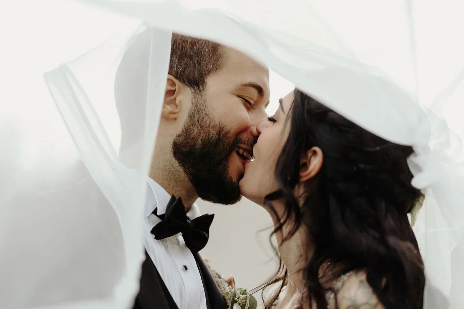Il bacio degli sposi sotto il velo