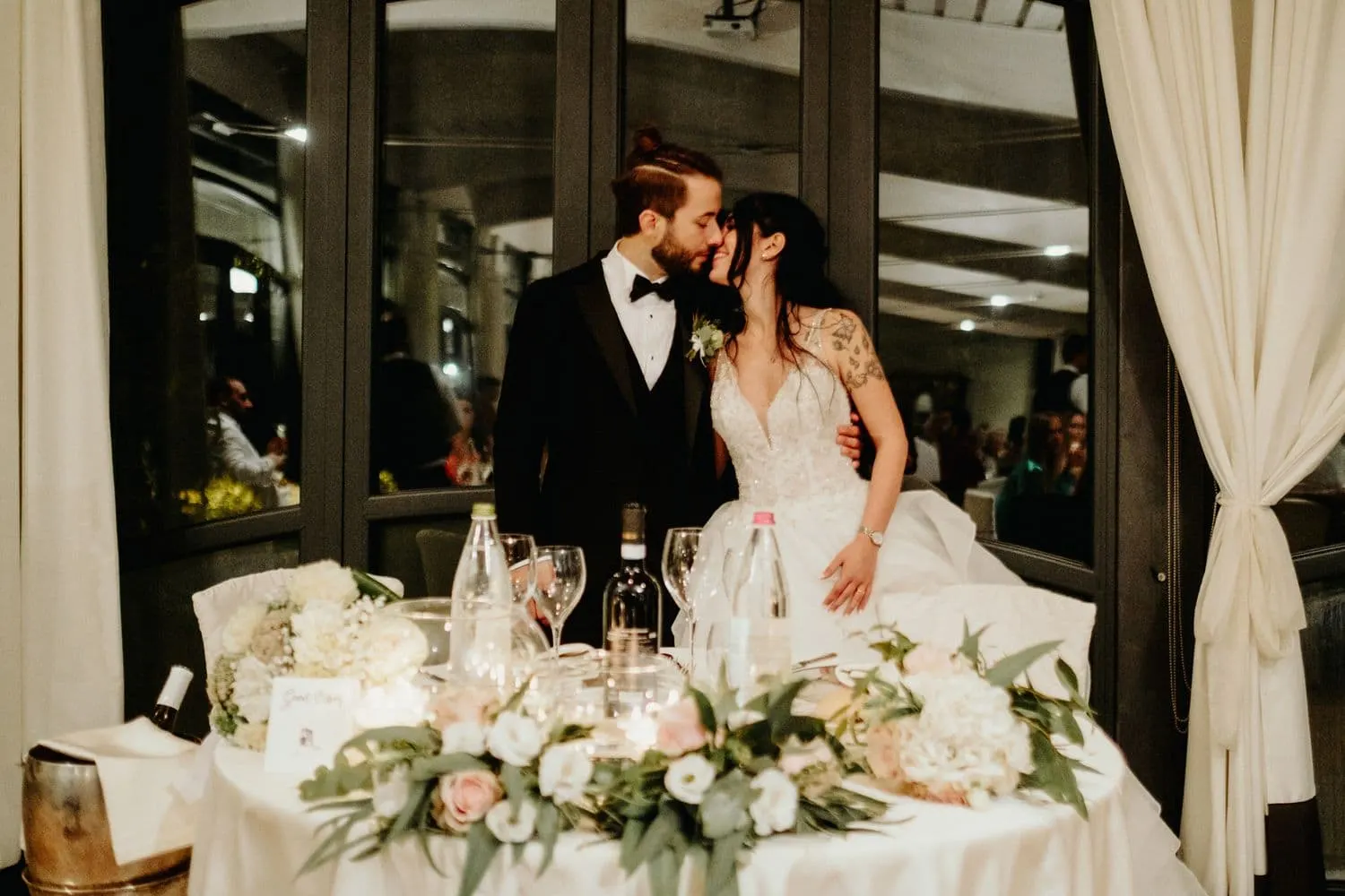 Il bacio degli sposi al loro tavolo durante la cena