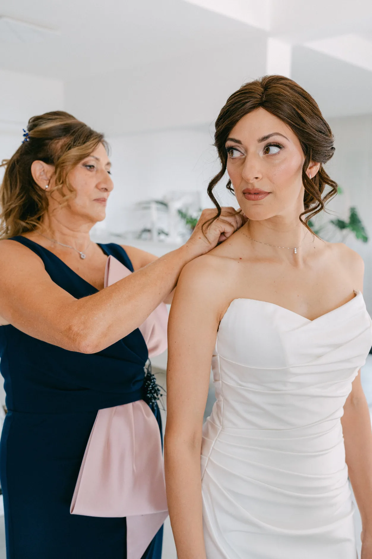 Gli ultimi ritocchi a Rossella, già in abito da sposa, prima della cerimonia