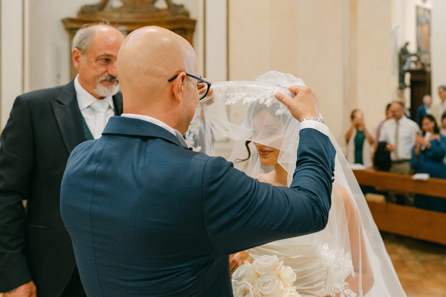 Tonino solleva il velo della sposa davanti agli invitati