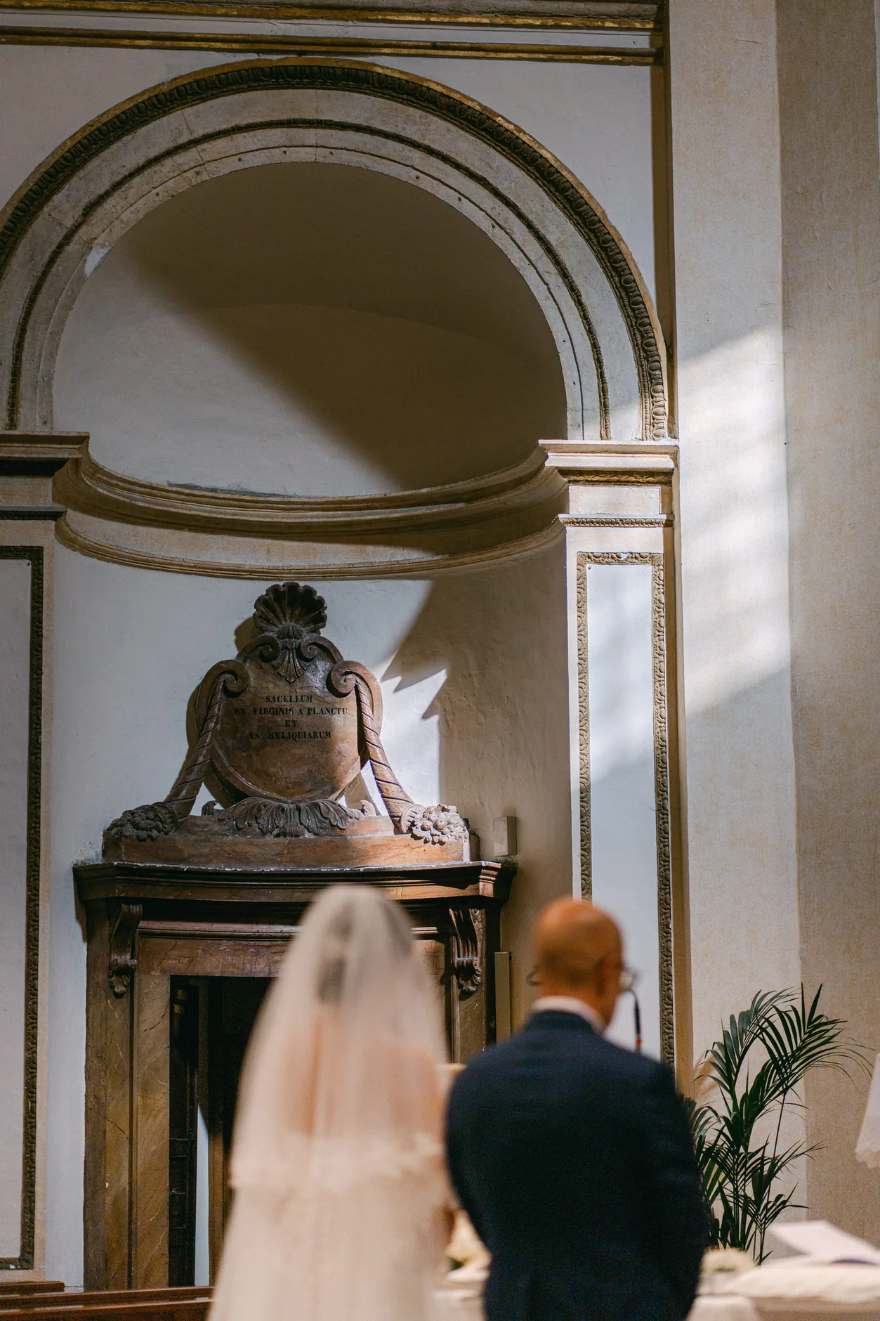 Gli sposi di spalle davanti a una cappella della cattedrale