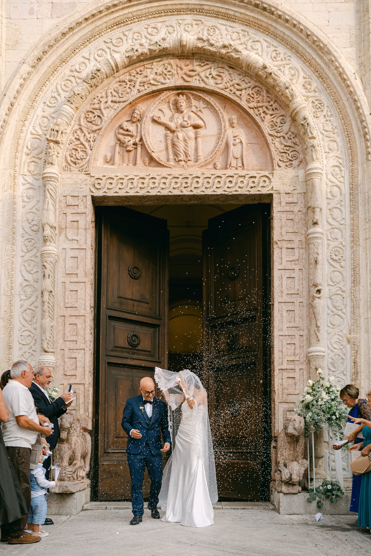 Gli sposi escono dal portale scolpito della Cattedrale di San Rufino ad Assisi
