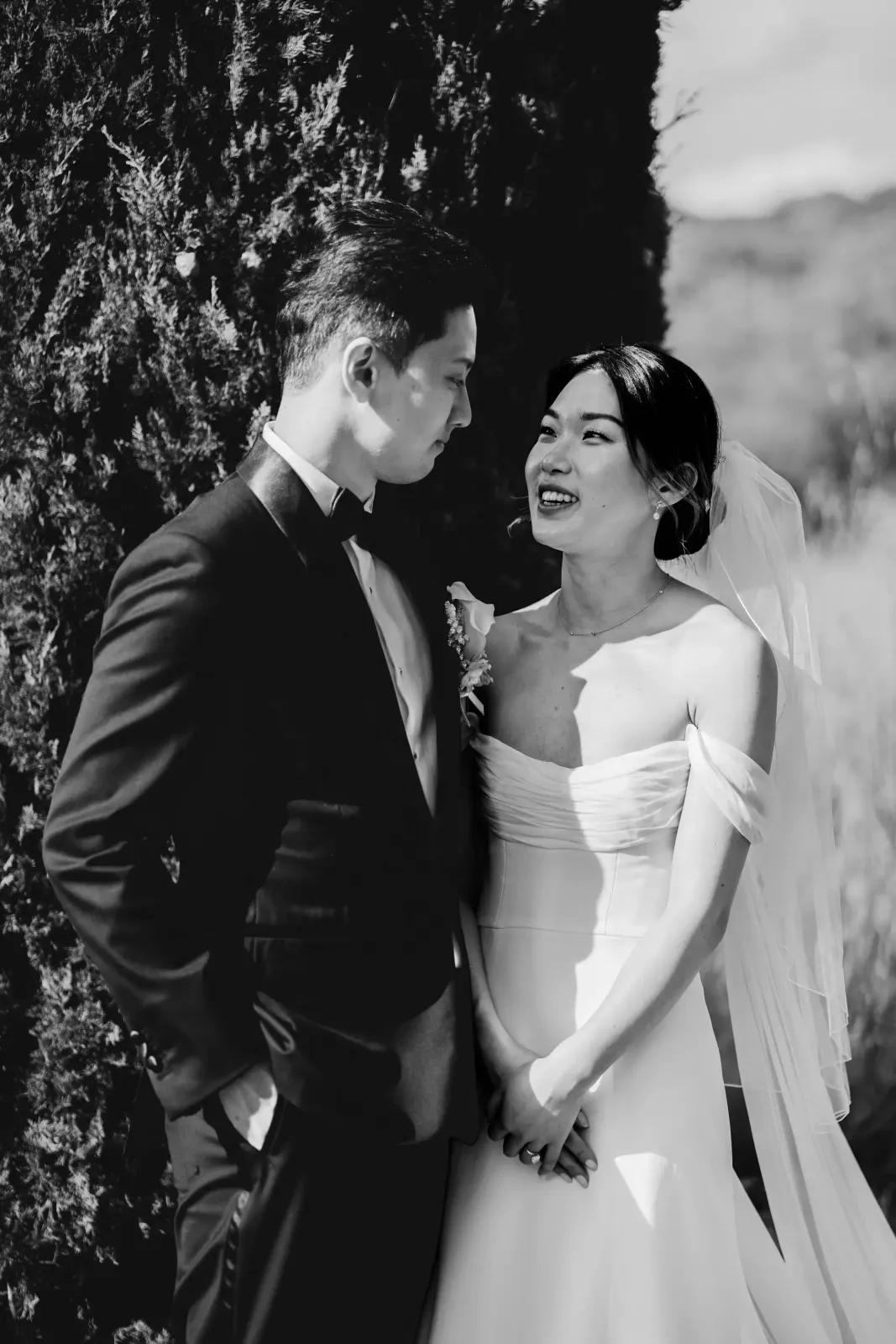 Portrait of the couple hand in hand, in black and white