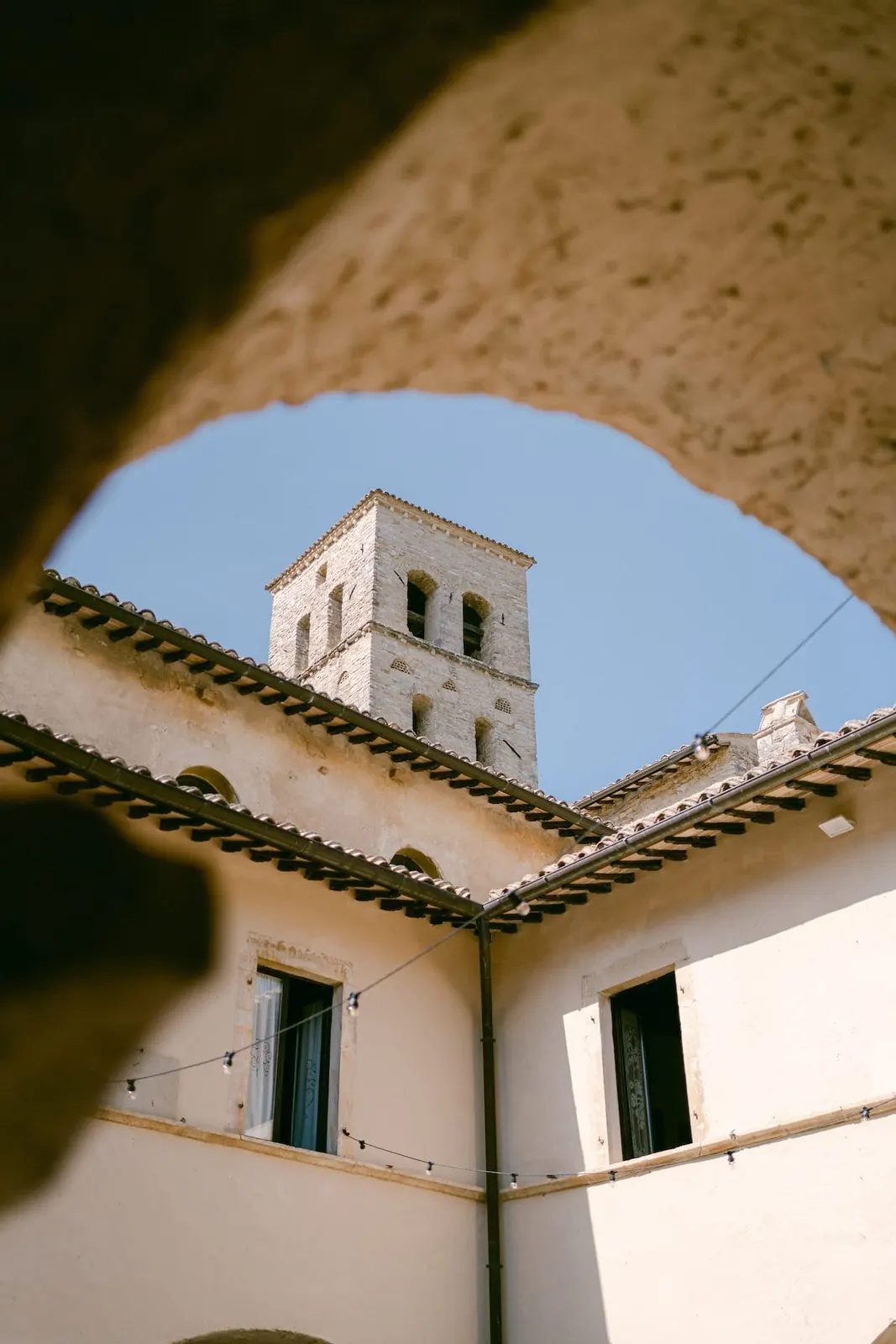 Il campanile dell'abbazia visto da sotto un arco