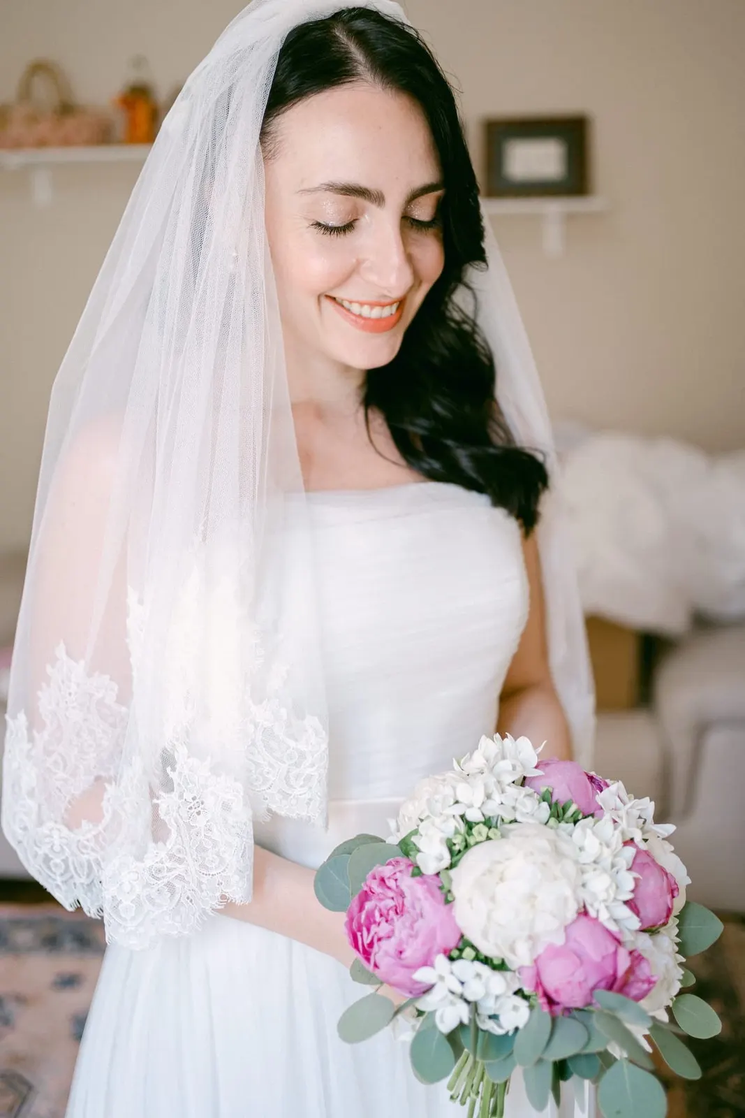 Ritratto di Valentina con il velo bordato di pizzo e il bouquet