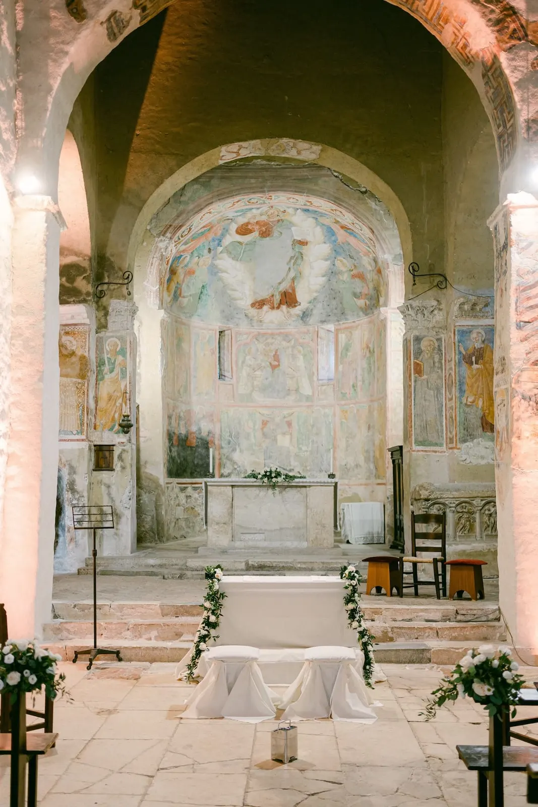 L'abside affrescata della chiesa di San Pietro in Valle, allestita per la cerimonia